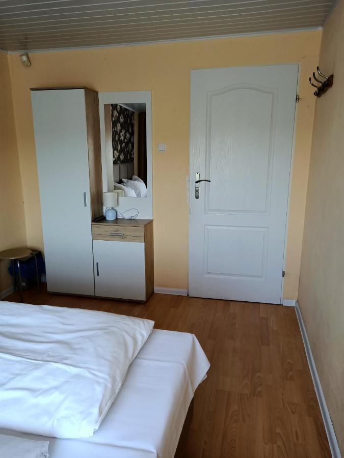 Zielone Wzgorze Hostel Walbrzych Bagian luar foto