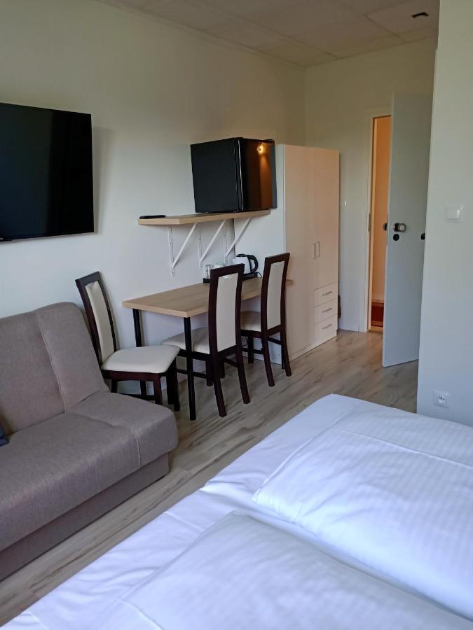 Zielone Wzgorze Hostel Walbrzych Bagian luar foto